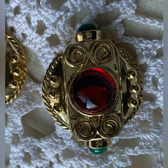 Ruby Red Emerald Green Jewel Tone Egyptian Clip On Costume Jewelry Earrings - Picture 4 of 6